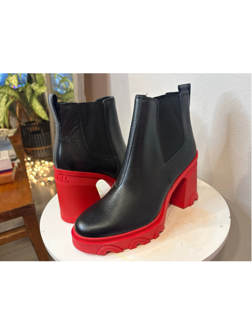 Sorel Kinetic Chelsea Platform Boots Black Red Lug Sole Women’s Size 7.5
